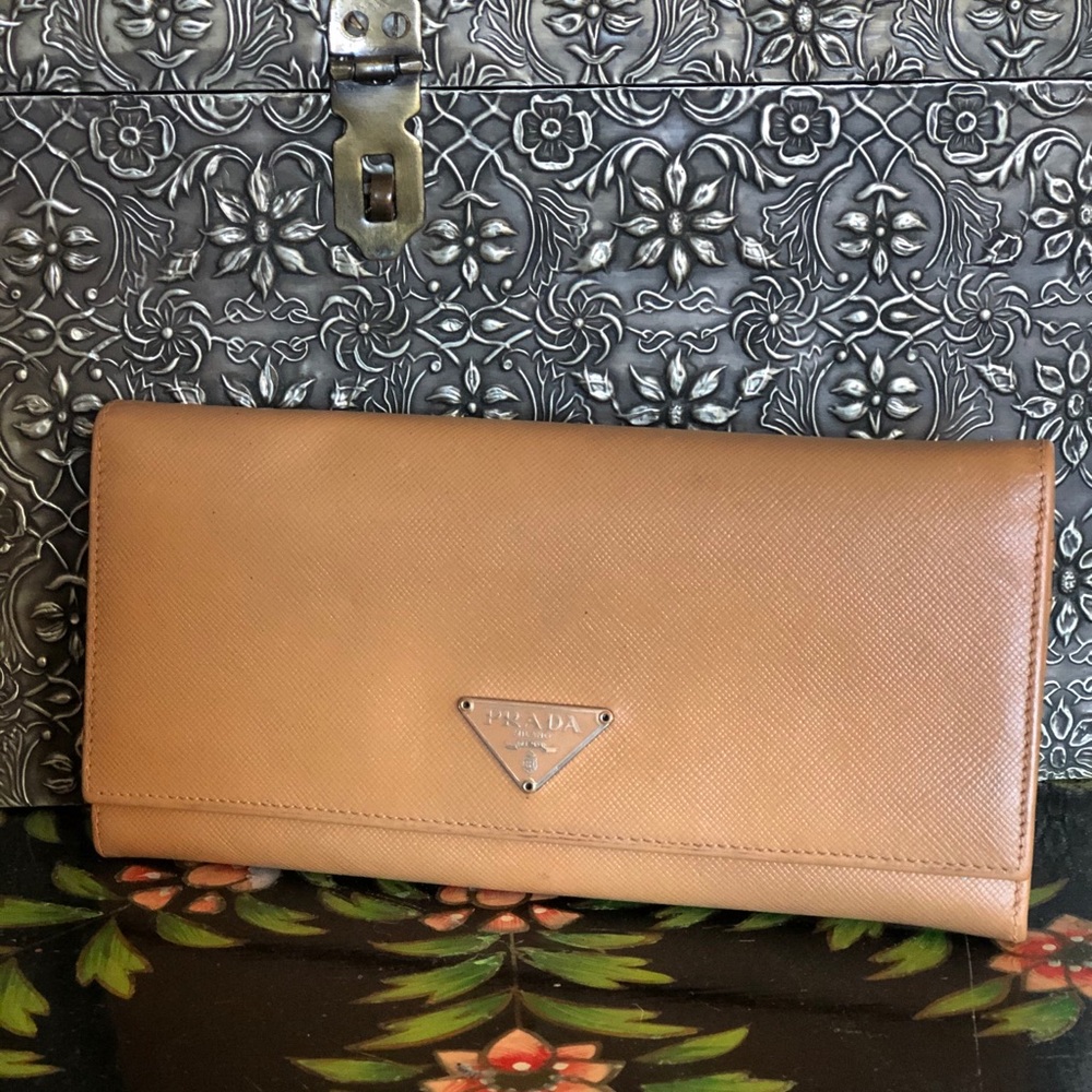 😍Classic Auth. Prada Wallet!🥰